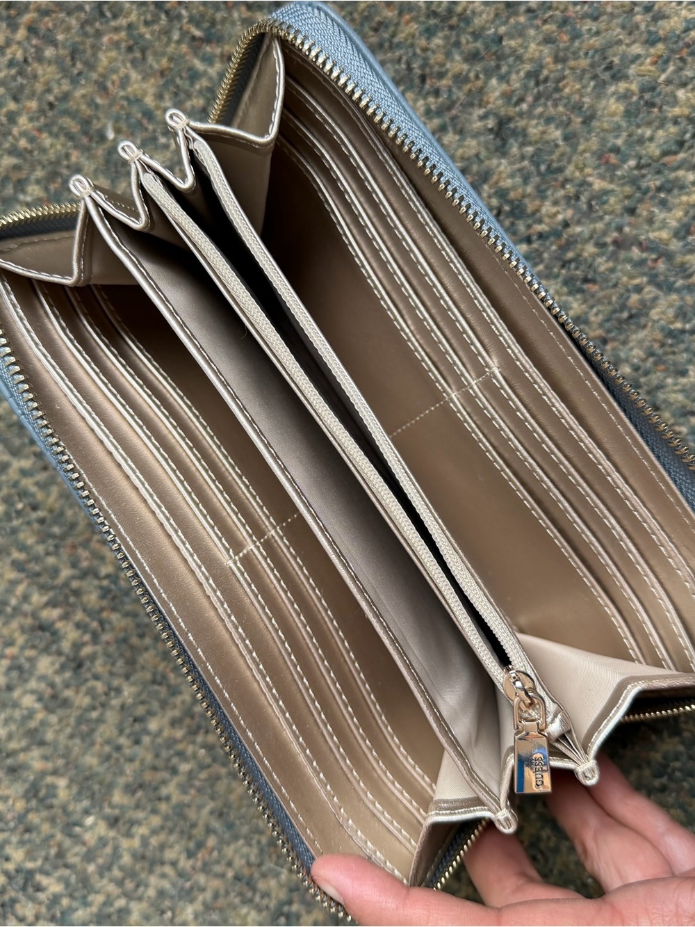Guess Wallet - Picture 4 of 7